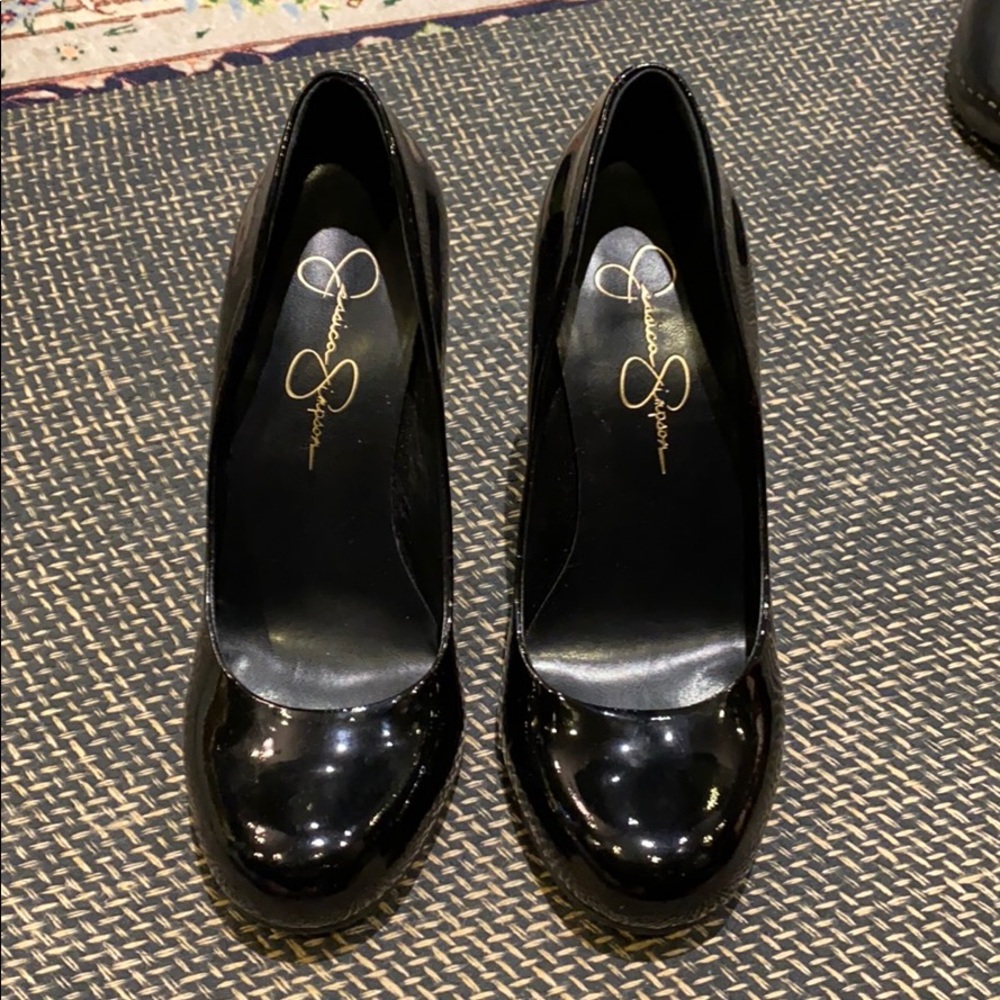Rounded toe heels